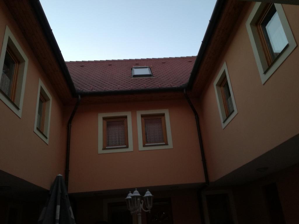 Hotel Arany Trofea Eger Bagian luar foto