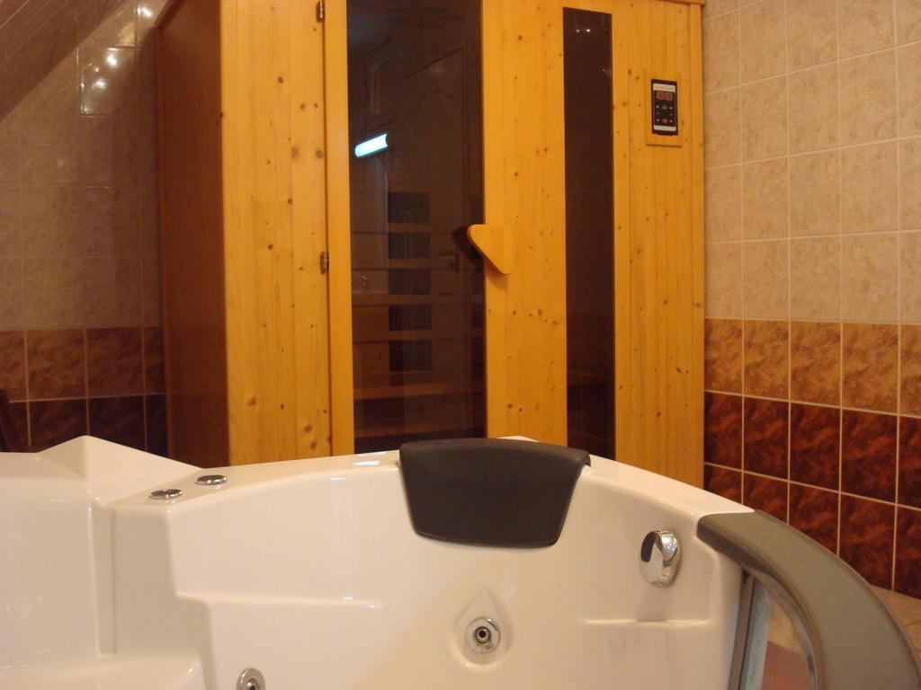 Hotel Arany Trofea Eger Bagian luar foto